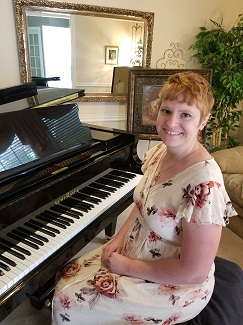 Headshot of the piano teacher, Elizabeth